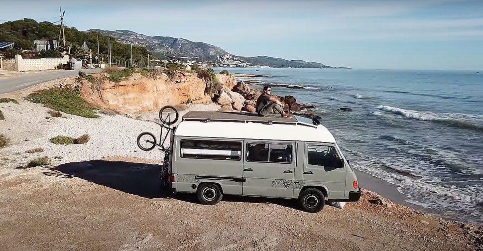 na štirih kolesih mercedesov kamper