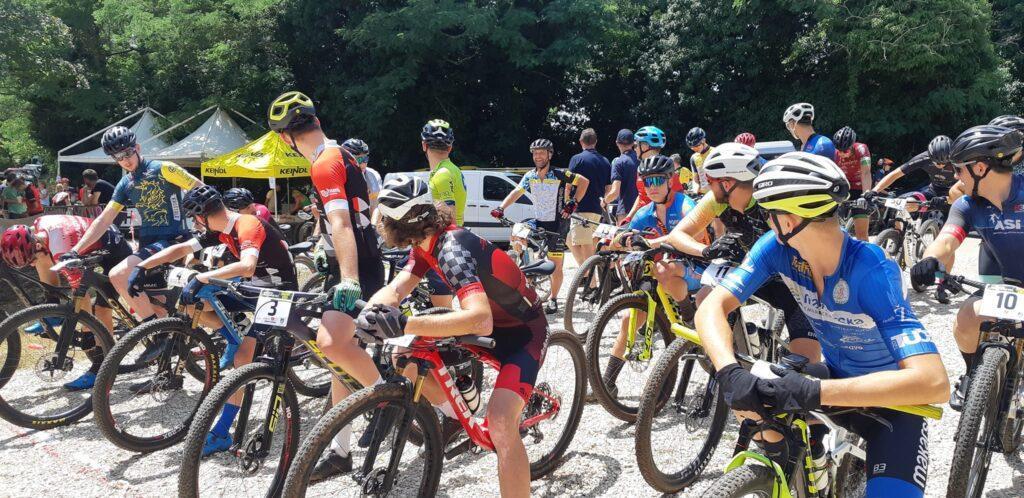 Start seniorske kategorije na XCO ŽM. Boška. Da, primijetili smo da ih većina ne gleda u kameru... (foto: Chip timing)